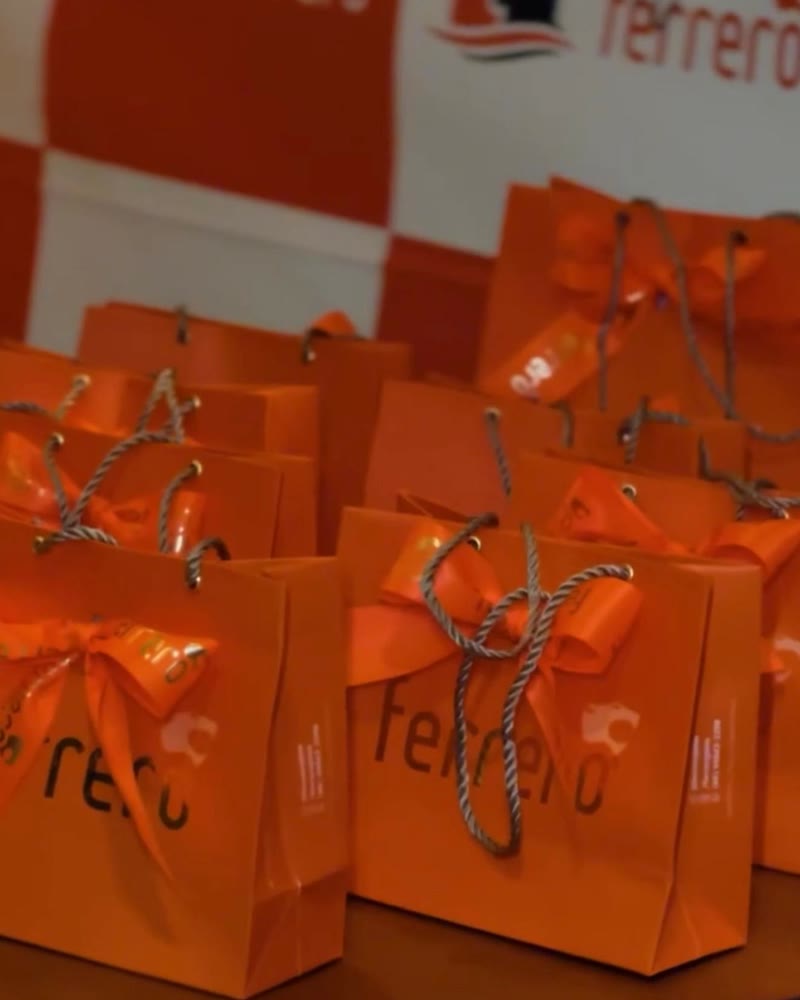 Sacolas laranja da Ferrero no evento Integra